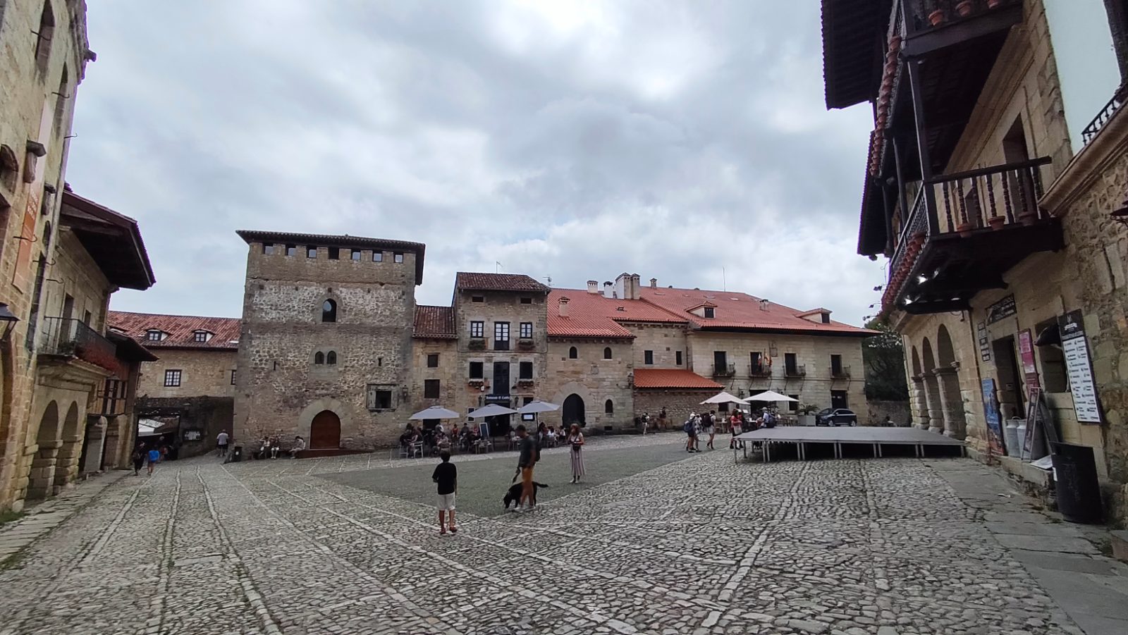 Santillana del Mar — Entre piedra y balcones