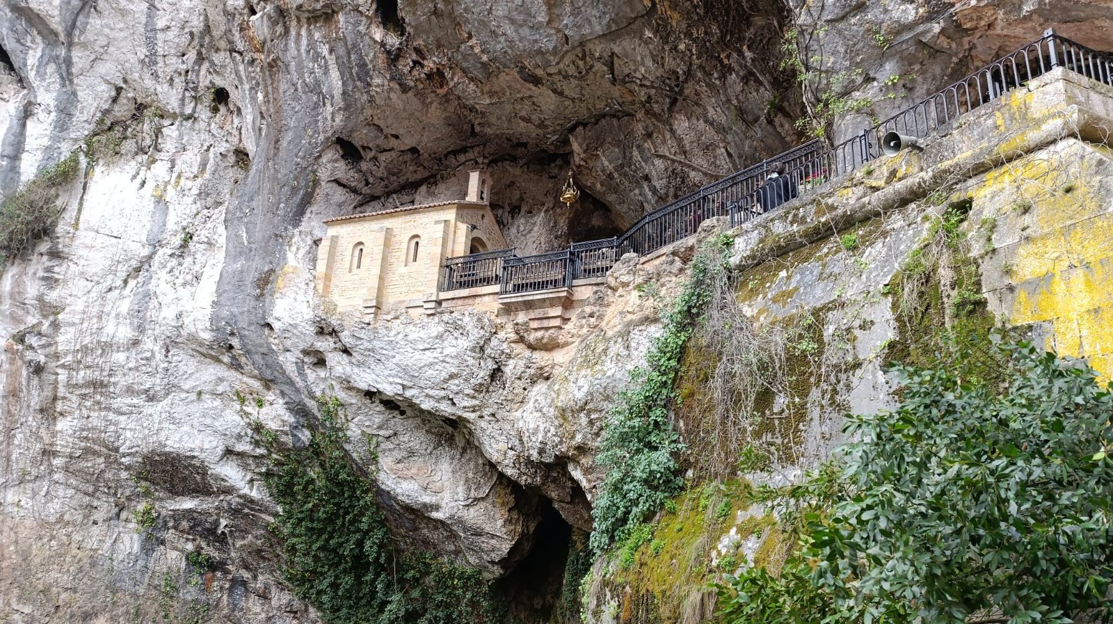 Covadonga — Basílica, Santa Cueva y cascada